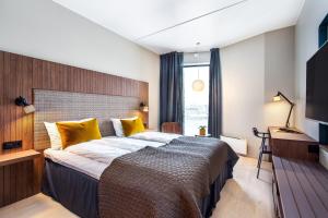 sypialnia z dużym łóżkiem z żółtymi poduszkami w obiekcie Quality Hotel River Station w mieście Drammen
