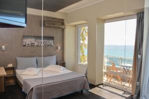 Tempat tidur dalam kamar di Scorpios Sea Side Hotel