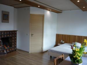 een slaapkamer met een bed en een open haard bij Marigolds in Sigulda