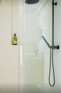 um chuveiro numa casa de banho com uma porta de vidro em Nuits étoilées Lourmarin em Lourmarin