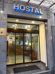 un panneau de l'hôpital à l'avant d'un bâtiment dans l'établissement Hostal Ártico, à Madrid