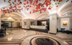 una hall con farfalle appese al soffitto di Riu Plaza The Gresham Dublin a Dublino