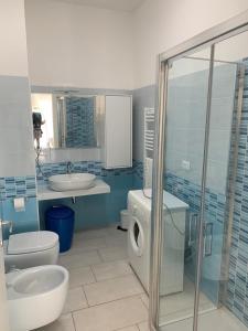 La salle de bains est pourvue d'un lavabo et d'un lave-linge. dans l'établissement Appartamento pineta a mare, à Montesilvano