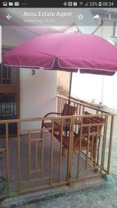 un paraguas púrpura sentado sobre una mesa en Mansholl Luxurious Apartment en Freetown
