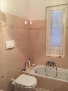 un baño con inodoro y bañera en La casa di Mirella, en Ne