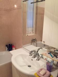 un baño con lavabo y espejo en La casa di Mirella, en Ne 27 fotos más