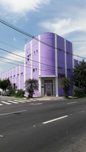un gran edificio púrpura en el lateral de una calle en Hotel YES (Adult Only), en São Paulo