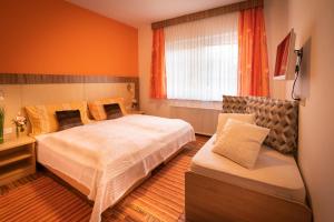 A bed or beds in a room at Hirschenwirt