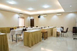a dining room with tables and chairs with white table cloth at Hotel Cepu Indah 1 in Cepu