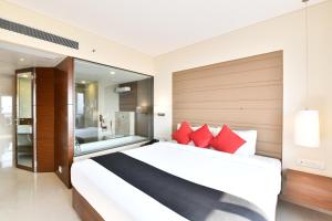 Postel nebo postele na pokoji v ubytování Krishna Palace Hotel - Ambernath