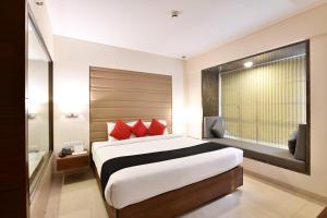 Postel nebo postele na pokoji v ubytování Krishna Palace Hotel - Ambernath