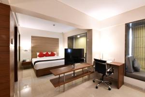 TV a/nebo společenská místnost v ubytování Krishna Palace Hotel - Ambernath