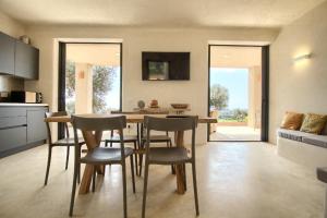 una cucina e una sala da pranzo con tavolo e sedie di Piccante Deluxe Seaview a Patù