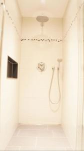 bagno con doccia e porta in vetro di Einzelnwohnung mit eigenem Eingang a Weingarten