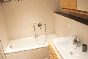 a bathroom with a shower and a sink at Einzelnwohnung mit eigenem Eingang in Weingarten