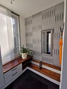 un bagno con specchio a parete e finestra di Einzelnwohnung mit eigenem Eingang a Weingarten