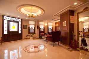 a lobby with chairs and a table and a mirror at Emine Sultan Hotel in Istanbul