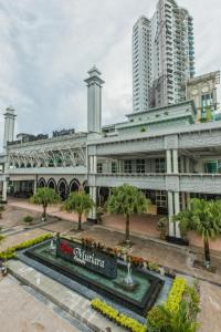 a building in a city with tall buildings at Hotel Pen Mutiara in Kampong Batu Maung