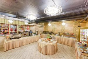 un ristorante con due tavoli al centro di una stanza di Sunflower Avenue Hotel Moscow a Mosca