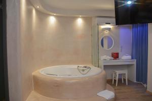 Scorpios Sea Side Hotel tesisinde bir banyo