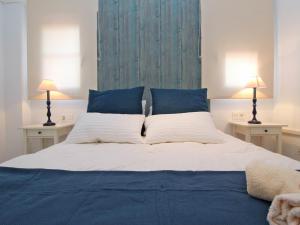 A bed or beds in a room at Del parque flats malagueta beach