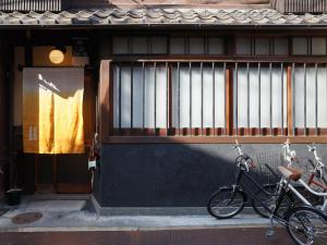 una bicicleta estacionada frente a un edificio en Guesthouse Itoya Kyoto en Kyoto