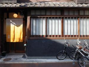 una bicicleta estacionada frente a un edificio en Guesthouse Itoya Kyoto en Kioto