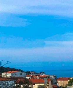 widok na miasto z oceanem w tle w obiekcie Modern new apartment in Makarska w Makarskiej