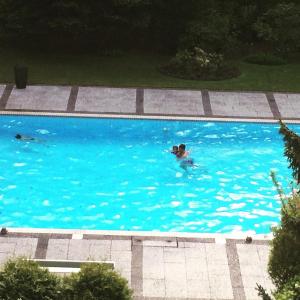 un homme se baignant dans un bassin d'eau bleue dans l'établissement Hanseat Meerblick, à Scharbeutz