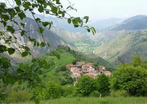 un petit village sur une colline dans une vallée dans l'établissement El llagar, à Vis