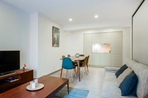 TV at/o entertainment center sa Exclusive quietness in the heart of Madrid with Public Parking, Breakfast, 2 bathrooms