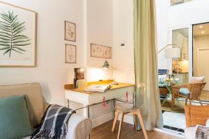 a living room with a desk and a chair at Alohamundi Salvador in Seville