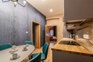 een keuken met een tafel en stoelen in een kamer bij Ruterra Apartments by Cathedral in Praag
