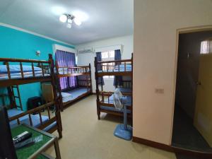 南灣的住宿－苣同民宿，一间带三张双层床的房间和一间带走廊的房间