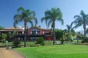 Ogród w obiekcie Marbella, Los Arqueros Golf & Country Club, Sleeps 7 plus 1 child