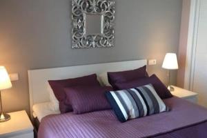 Łóżko lub łóżka w pokoju w obiekcie Marbella, Los Arqueros Golf & Country Club, Sleeps 7 plus 1 child