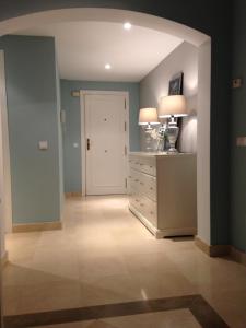 Kuchnia lub aneks kuchenny w obiekcie Marbella, Los Arqueros Golf & Country Club, Sleeps 7 plus 1 child