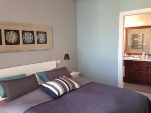Łóżko lub łóżka w pokoju w obiekcie Marbella, Los Arqueros Golf & Country Club, Sleeps 7 plus 1 child