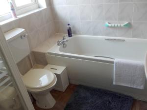 スケッグネスにあるClumber House Hotelのバスルーム(白いバスタブ、トイレ付) +36枚の写真