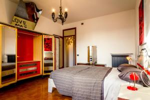 LancenigoにあるLa Casa di Adaのベッドルーム1室(大型ベッド1台、シャンデリア付)