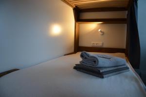 uma cama com uma pilha de toalhas em Loft Family Hotel em Imatra