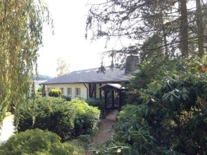 uma casa branca com um gazebo num jardim em Inn66 em Amecke
