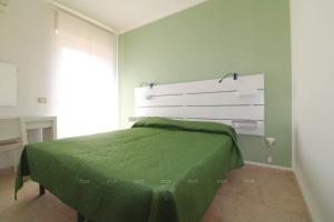 Una cama o camas en una habitación de MaryRose's Flat