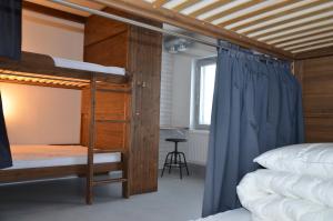 伊马特拉Loft Family Hotel的一间卧室，配有两张双层床和一张书桌