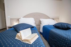 Postel nebo postele na pokoji v ubytování HOME HOTEL