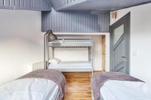 מיטה או מיטות קומותיים בחדר ב-Rezident Predeal
