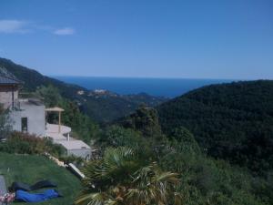 vista sull'oceano da una casa su una collina di Villa Mia a Castillon