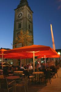A restaurant or other place to eat at Appartement-Hotel GH Zum Goldenen Schiff