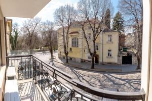 uma vista para a rua a partir de uma varanda de um edifício em Matisse Hotflat em Varna City