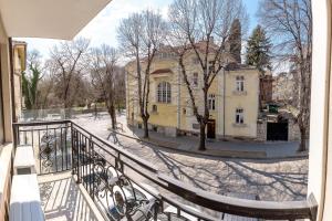 - un balcon offrant une vue sur la rue dans l'établissement Matisse Hotflat, à Varna